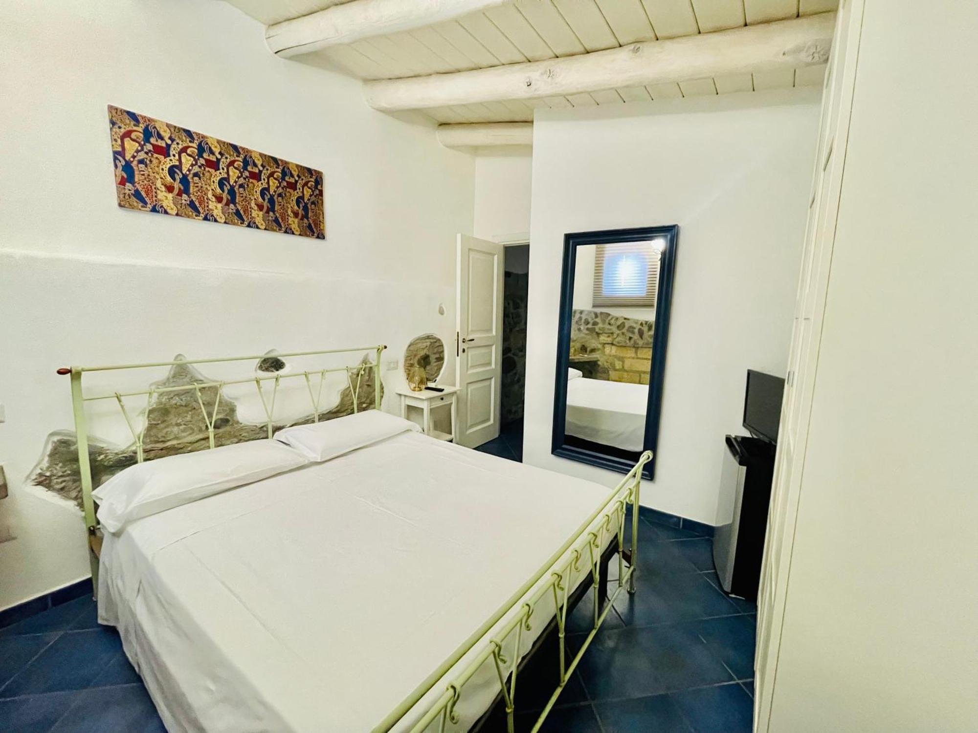 Borgo Camicia In Bed & Breakfast บาร์เชลโลนา-ปอซโซ ดี กอตโต ภายนอก รูปภาพ