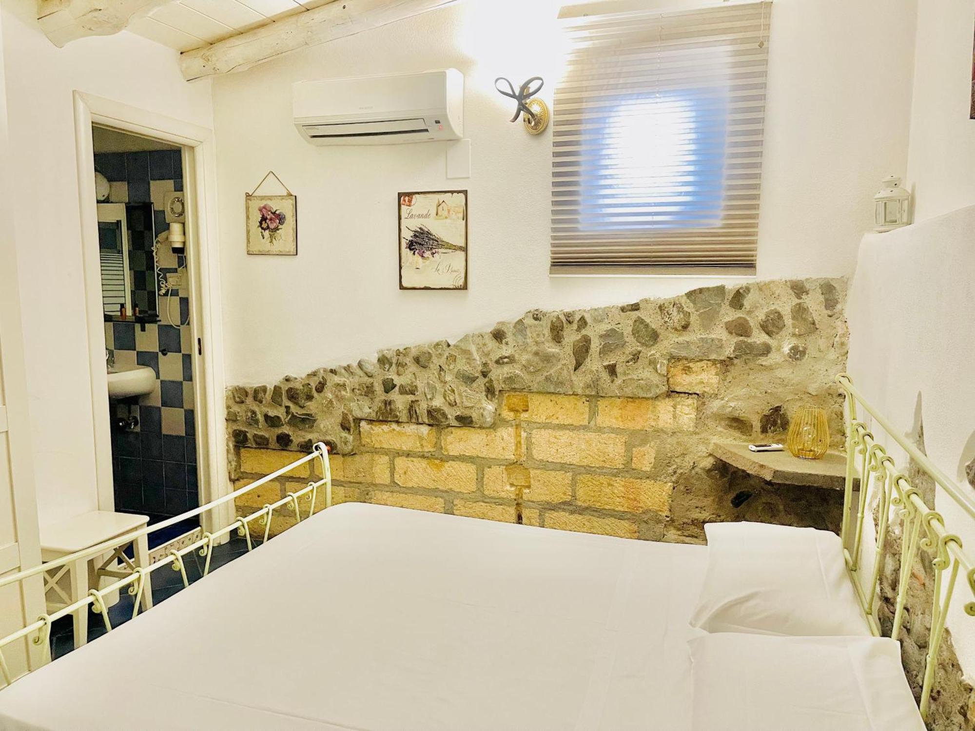Borgo Camicia In Bed & Breakfast บาร์เชลโลนา-ปอซโซ ดี กอตโต ห้อง รูปภาพ
