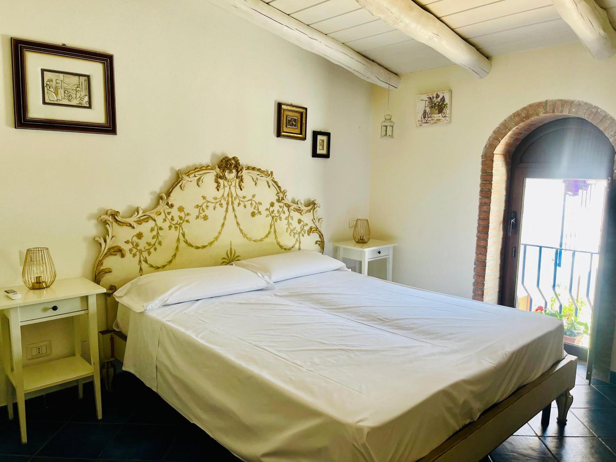Borgo Camicia In Bed & Breakfast บาร์เชลโลนา-ปอซโซ ดี กอตโต ห้อง รูปภาพ